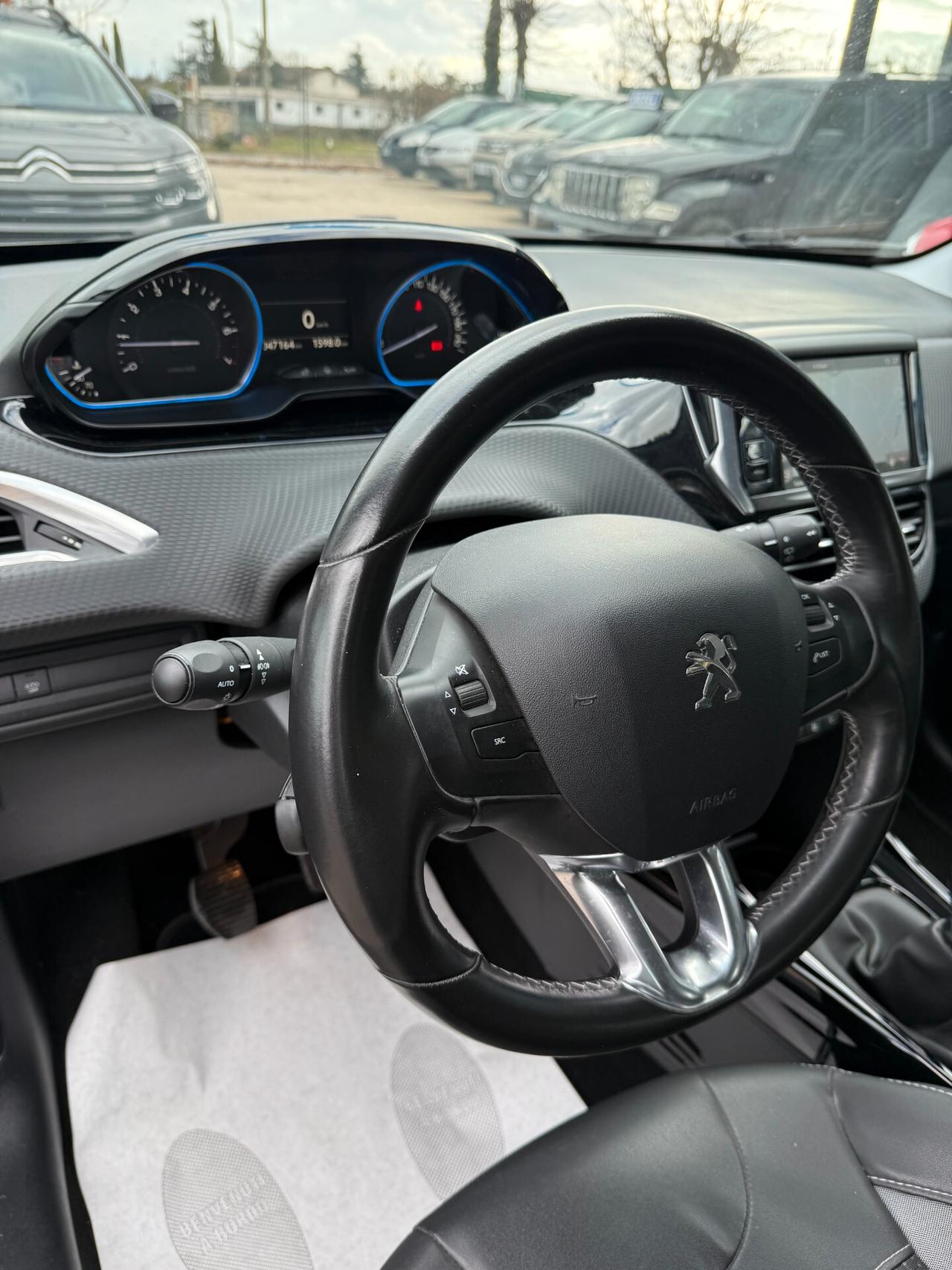 " SOLO 40.000 KM " Peugeot 2008 Benz. Allure