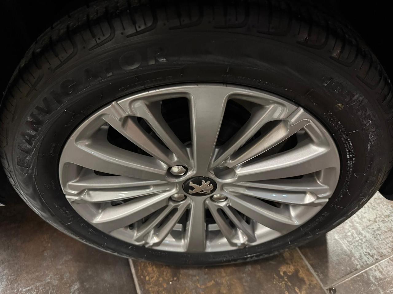 Peugeot 208 PureTech 82 5 porte Allure