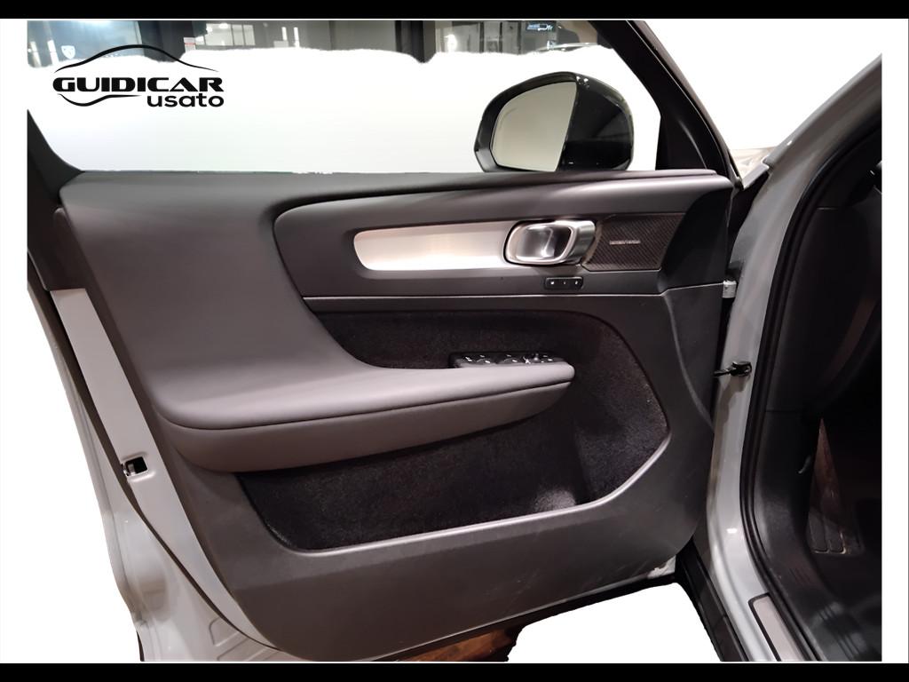 VOLVO XC40 2023 - XC40 2.0 b3 Plus Dark auto