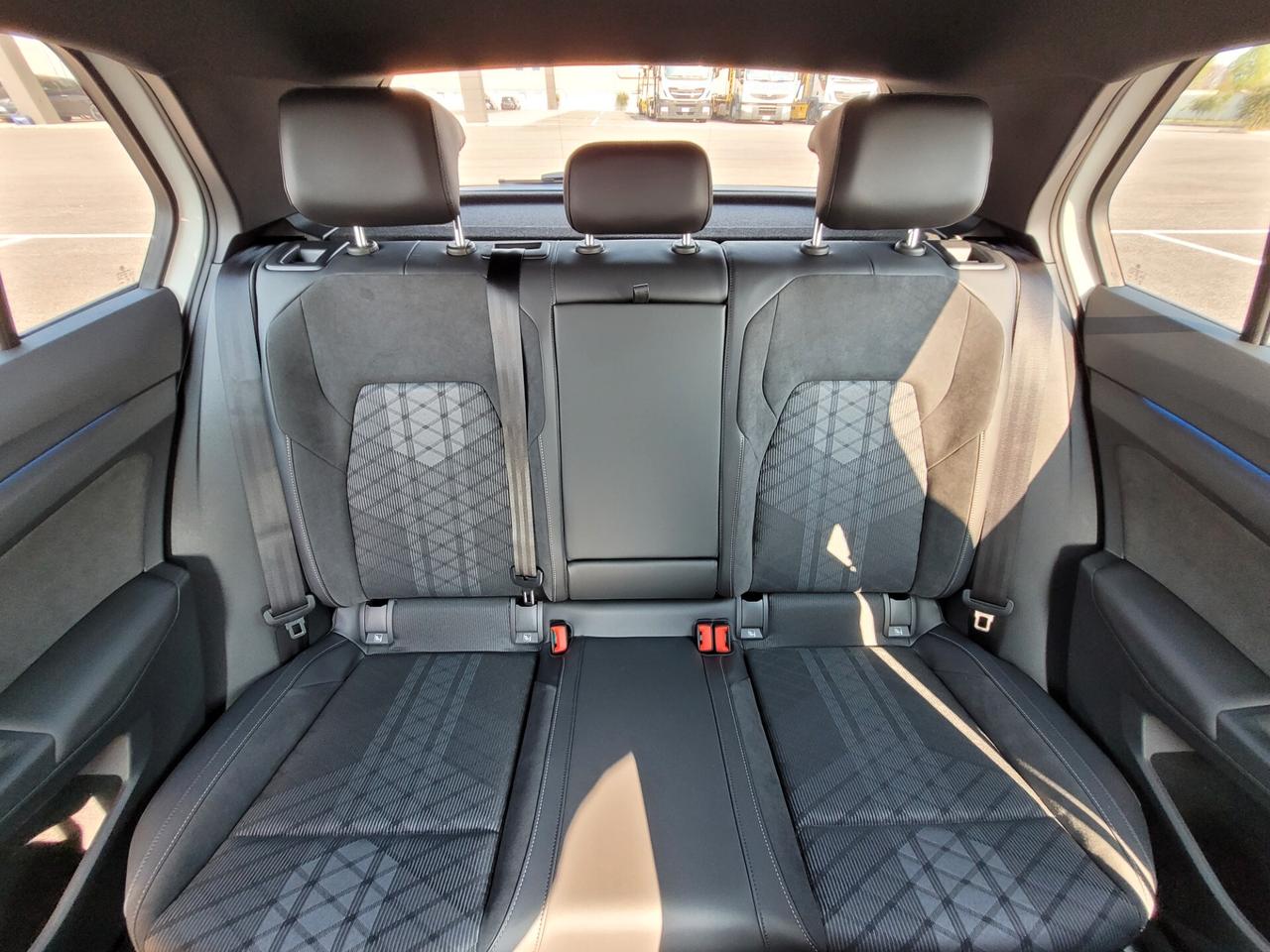 Volkswagen Golf 1.5 etsi R-Line 150cv dsg IQ. DRIVE