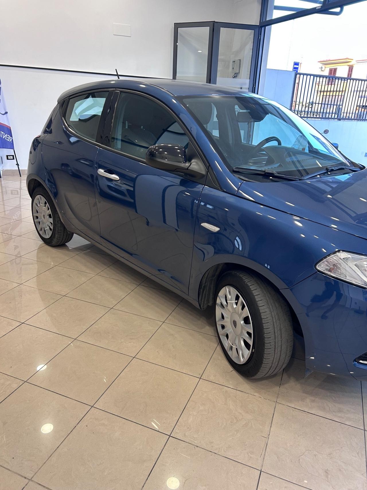 Lancia Ypsilon 1.0 FireFly 5 porte S&S Hybrid Silver