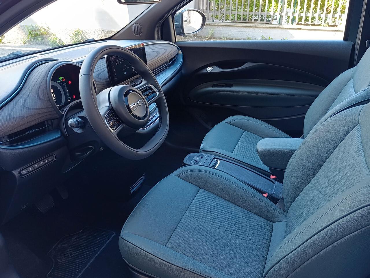 Fiat 500e Giorgio Armani 42 kWh (118cv) praticamente nuova