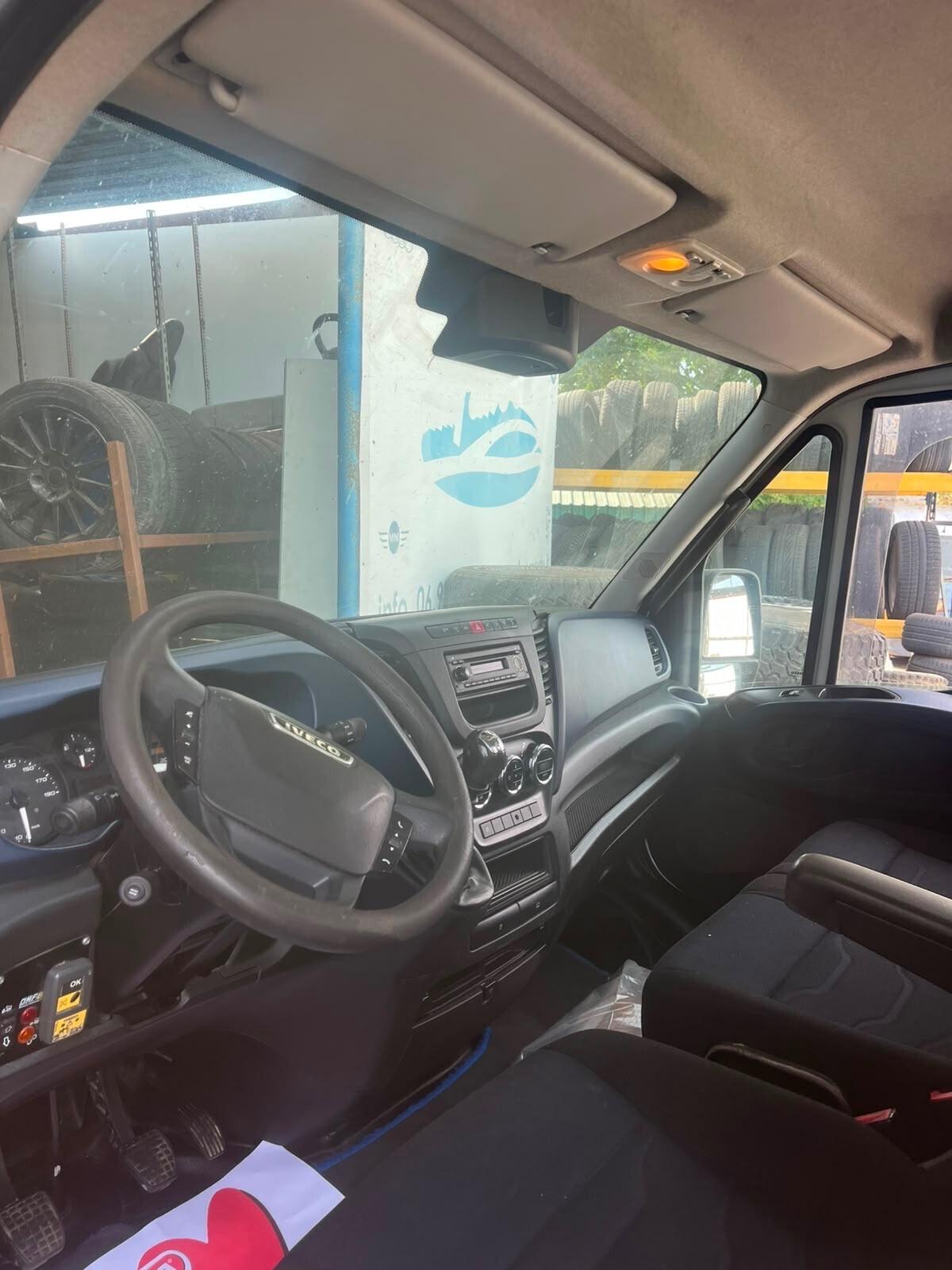 Iveco 35 c 18 con gru patente b