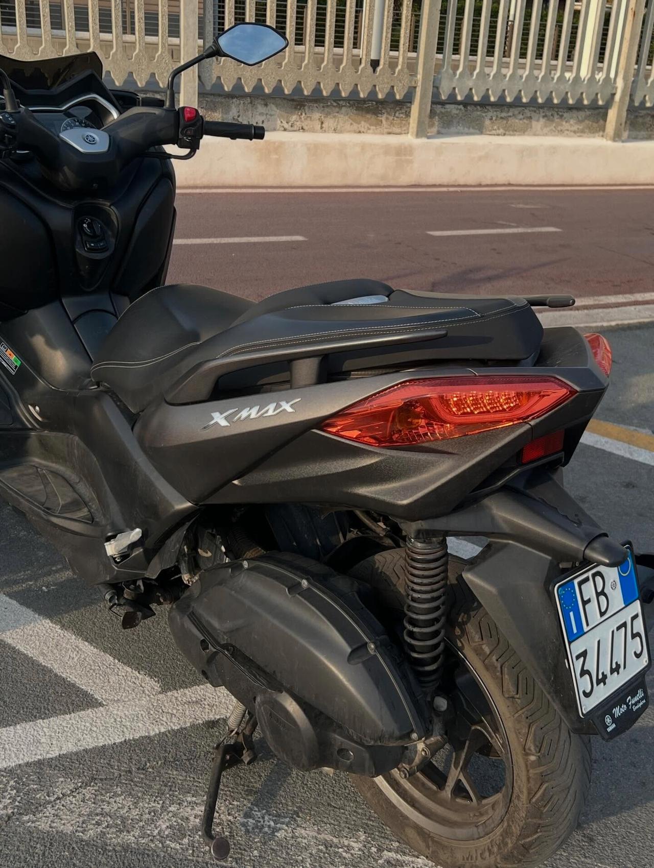 Yamaha X-Max 125 ABS Business MAT DARK GRAY METALLIC