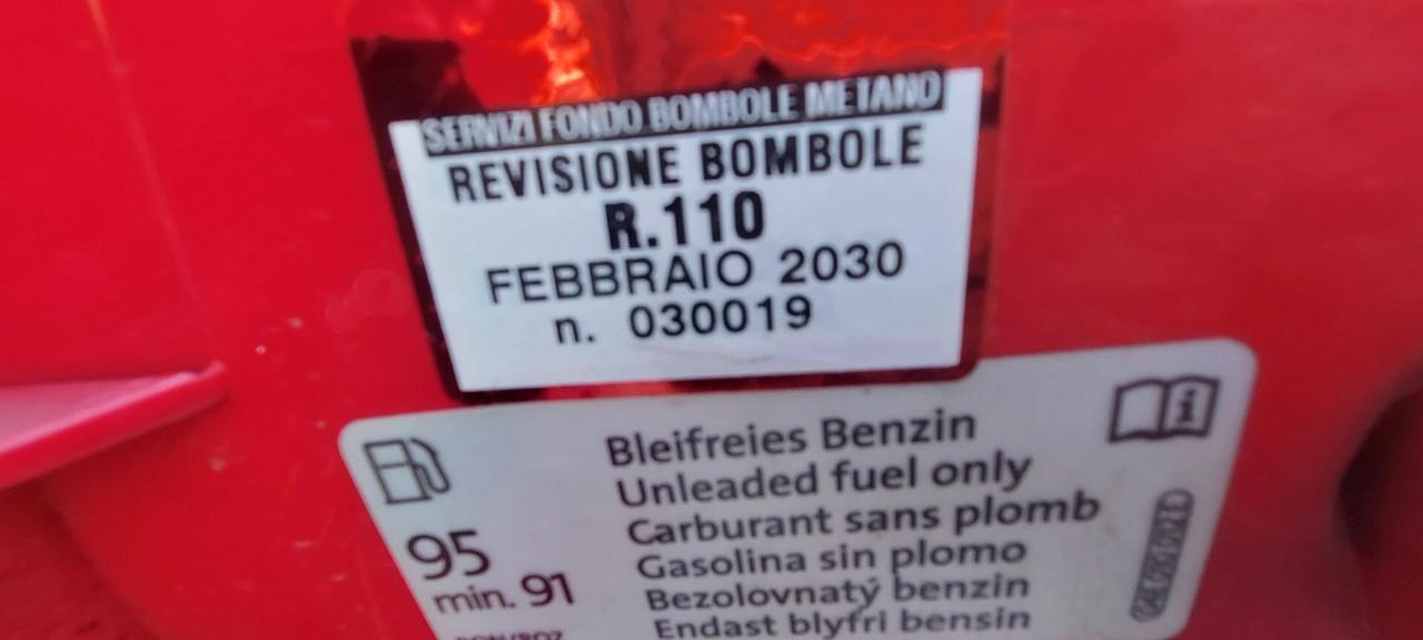 VOLKSWAGEN UP BENZINA/METANO DI SERIE TELEFONO LEGA PELLE SENSORI IMPECCABILE