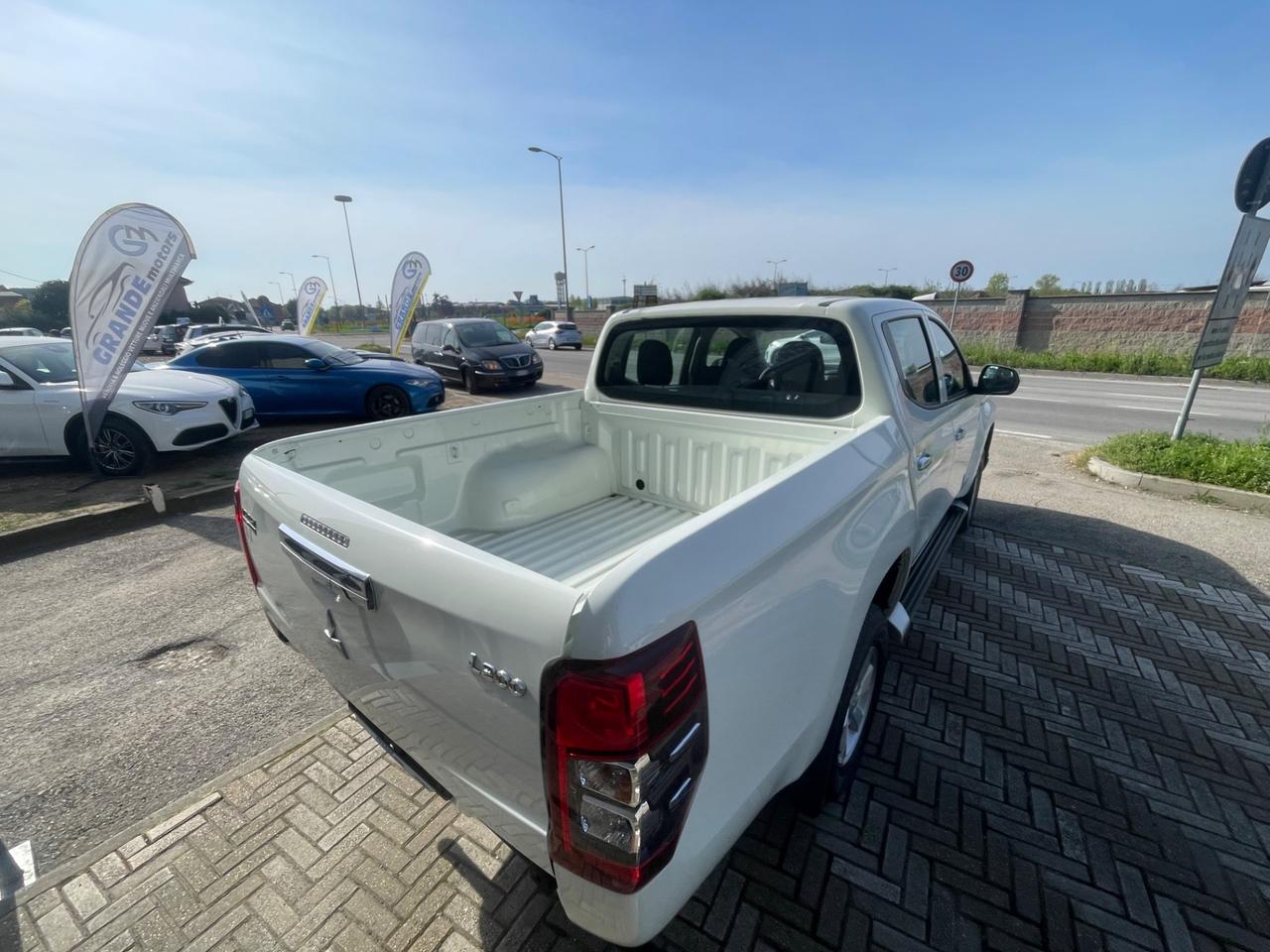 Mitsubishi L200 2.2 D 150cv Club Cab 4x4 INSTYLE PLUS
