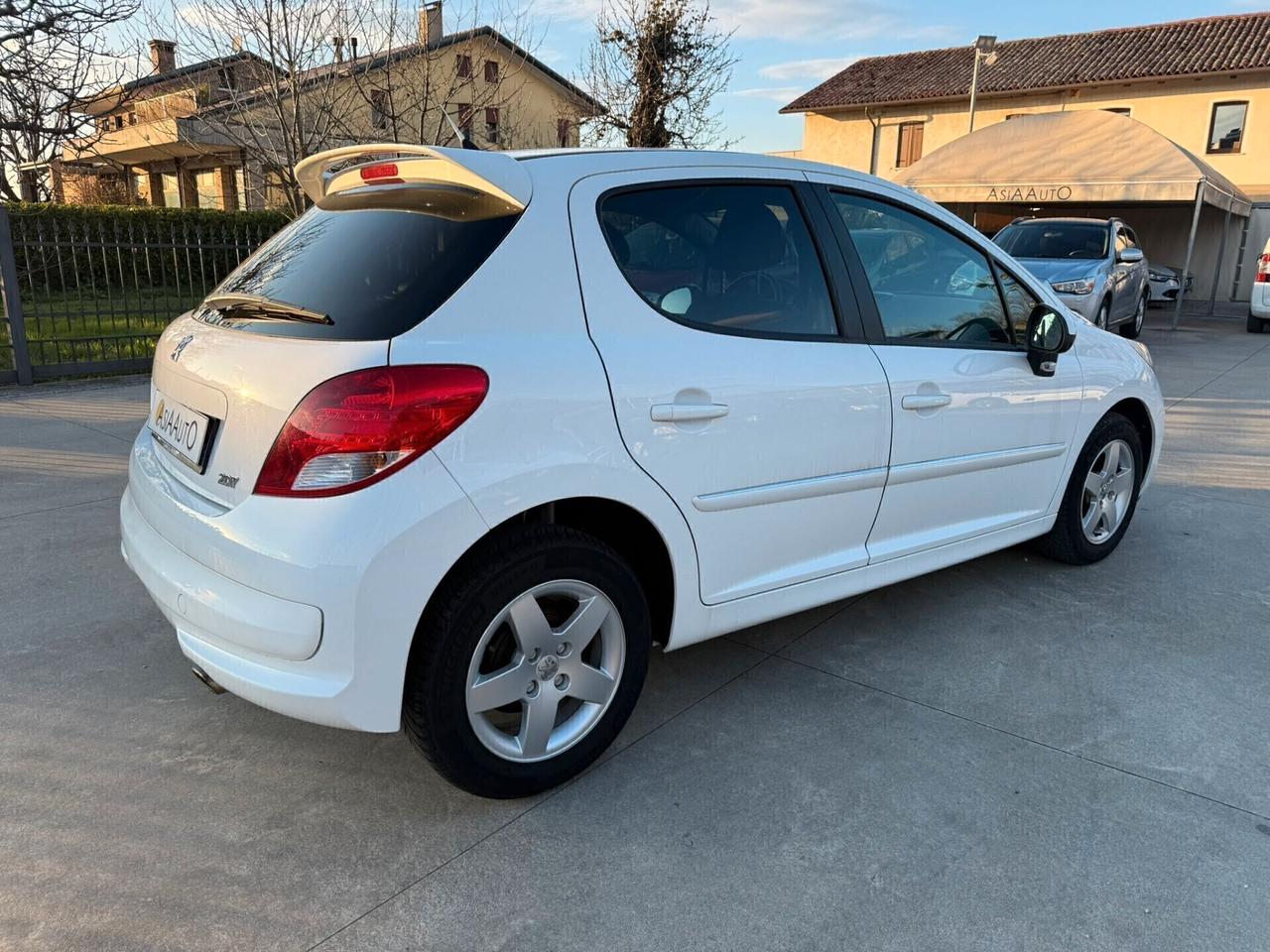 Peugeot 207 1.4 benz 74.900 KM