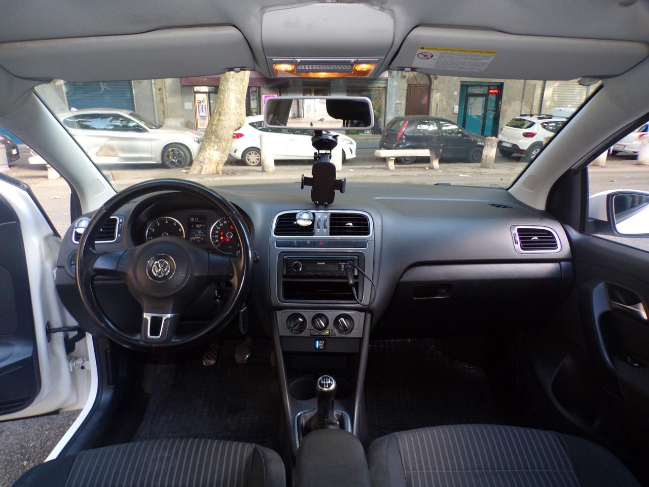 AUTO VOLKSWAGEN POLO 5P COMFORTLINE BI-FUEL DEL 2010 CON 227.500 KM