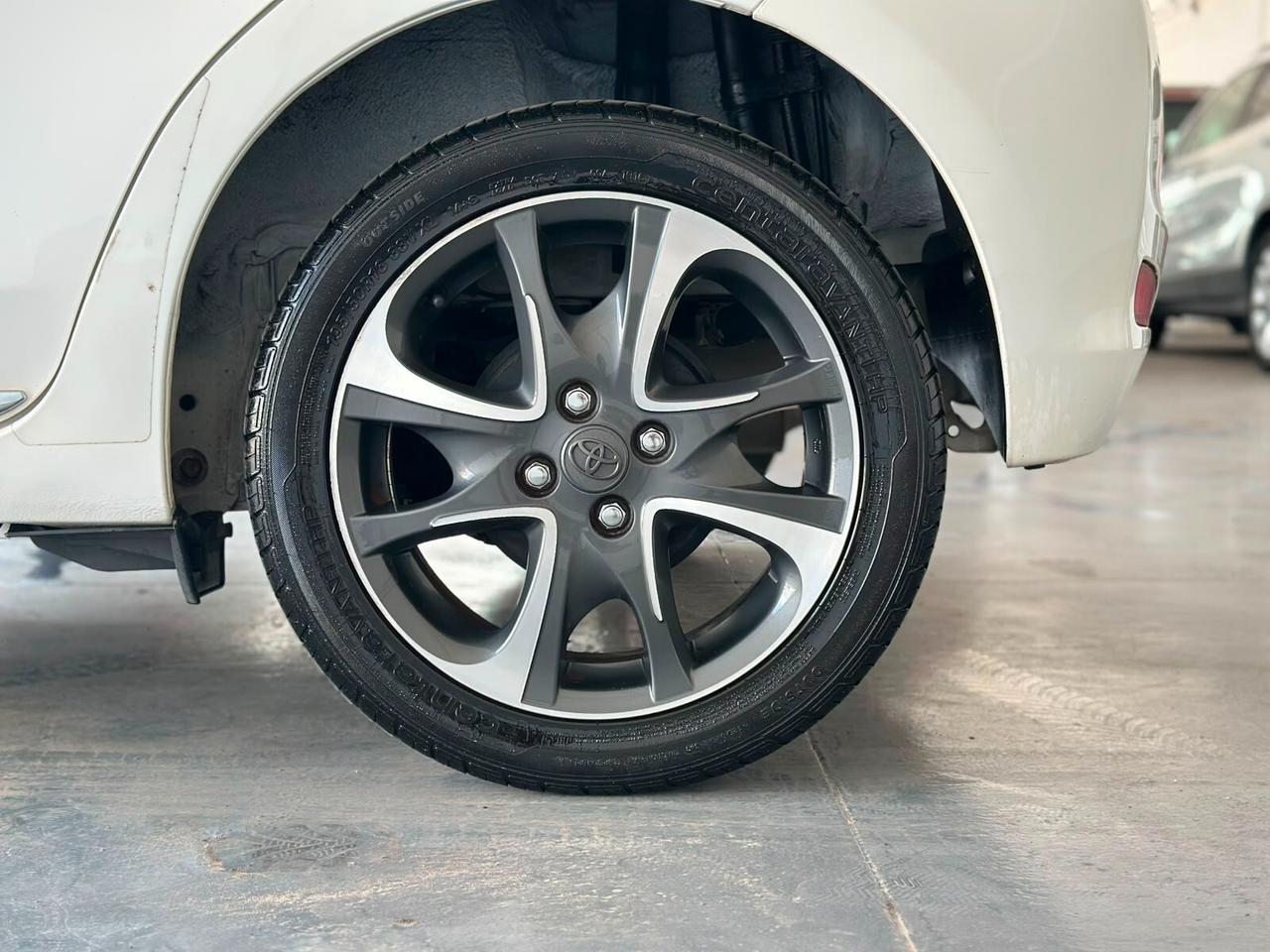 Toyota Yaris 1.0 5 porte Lounge 2014