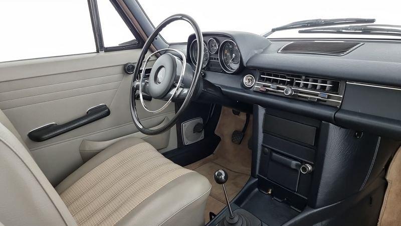 Mercedes-Benz W115 200 200 8 - condizioni impeccabili