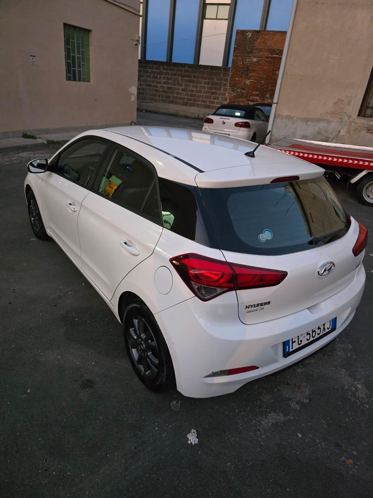Hyundai i20 1.2 84 CV 5 porte Comfort unico proprietario garanzia 12 mesi accetto permute