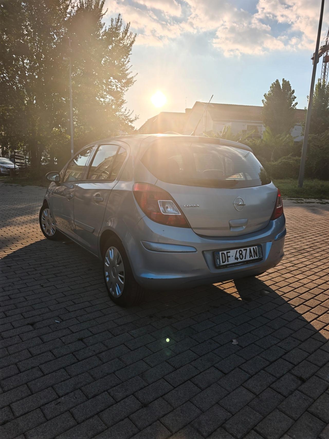 Opel Corsa 1.4 16V 5 porte Cosmo
