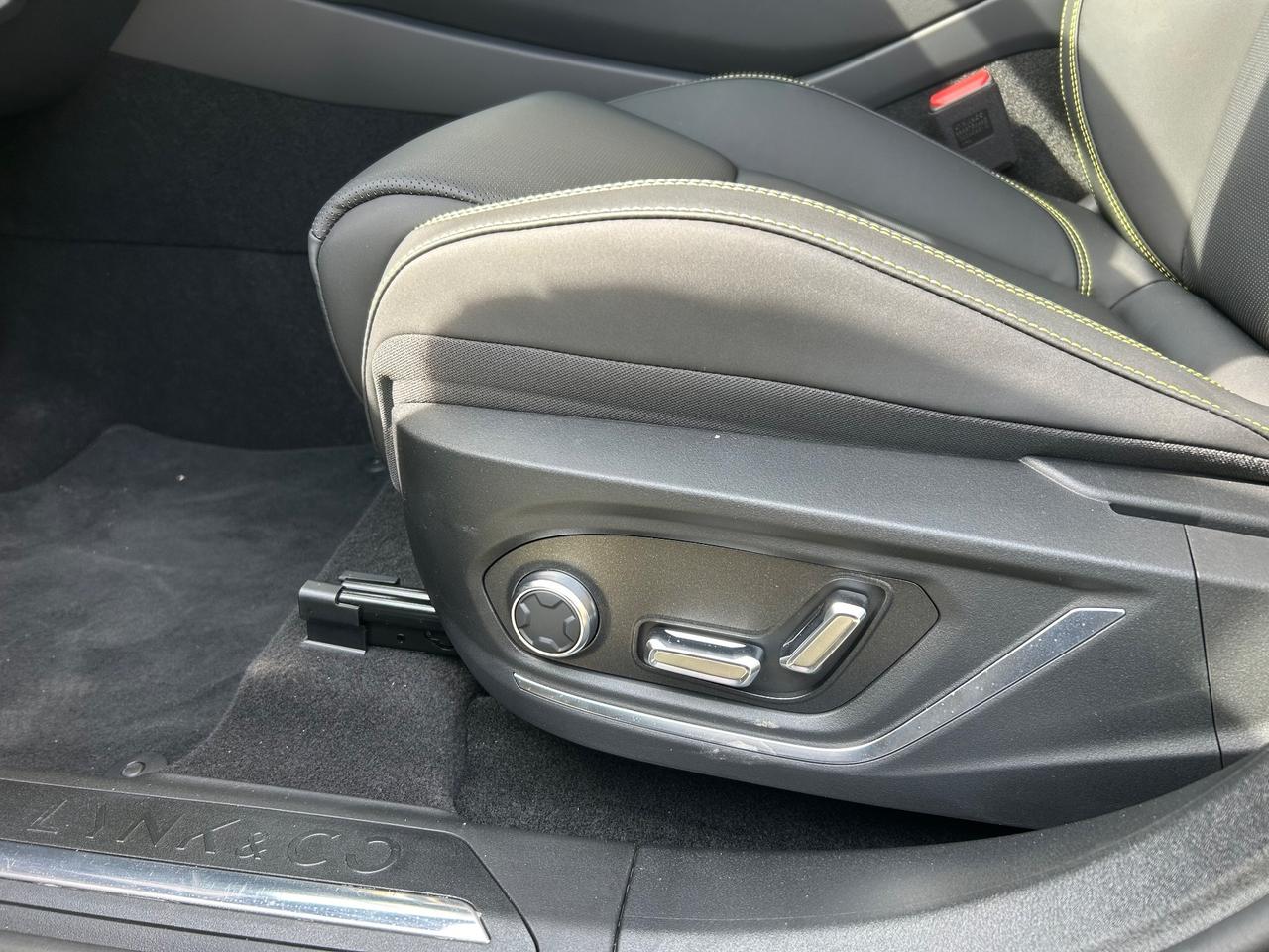 Lynk&co 01 PHEV More