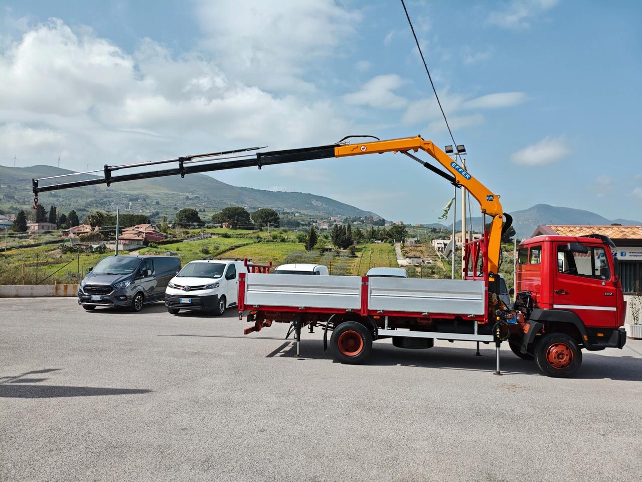 Mercedes Benz cassonato con Gru Effer