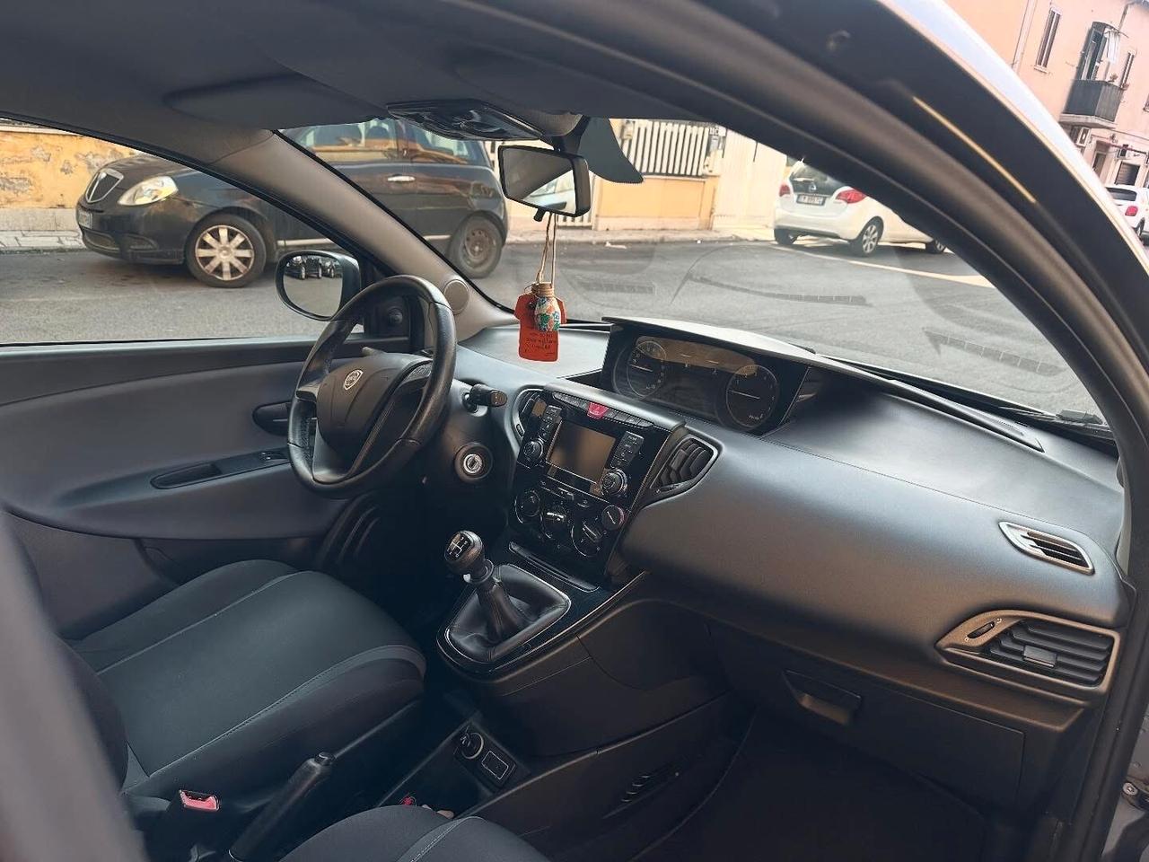 Lancia Ypsilon 1.2 69 CV 5 porte Gold