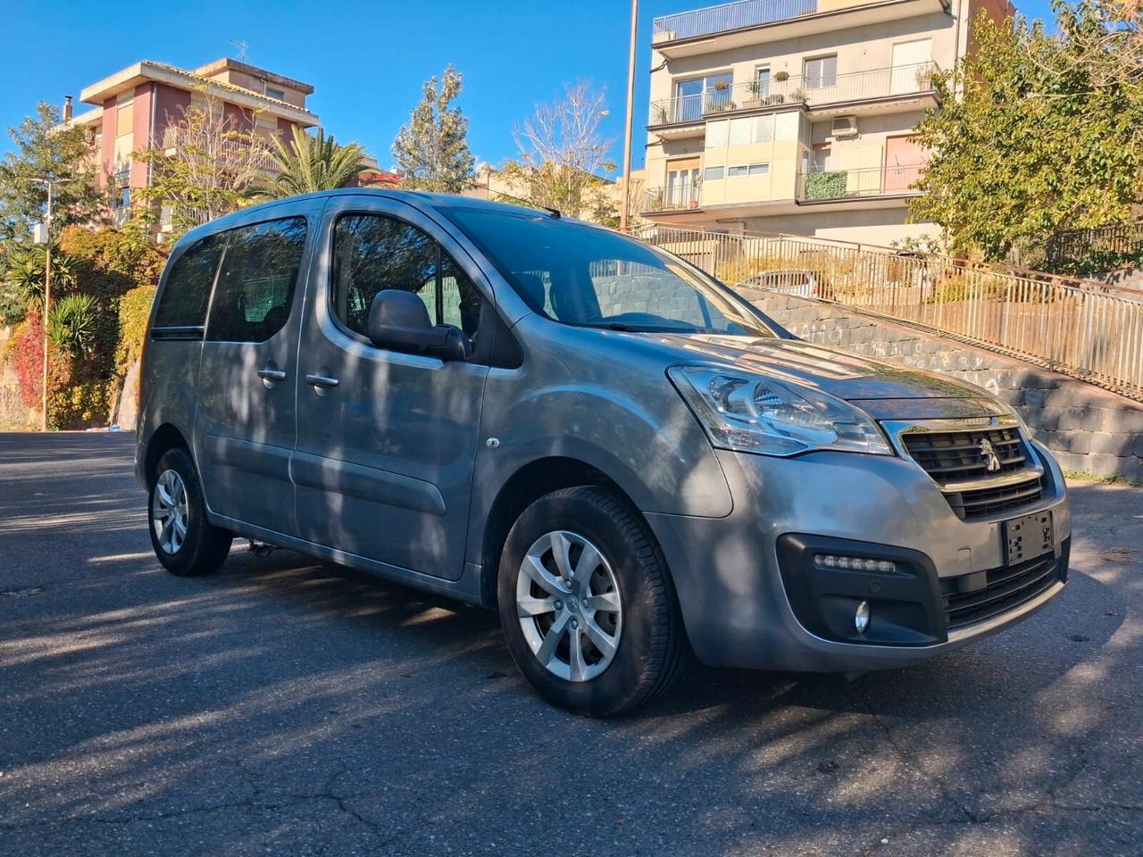 Peugeot Partner Pianale ribassato con rampa disabili in carrozzina