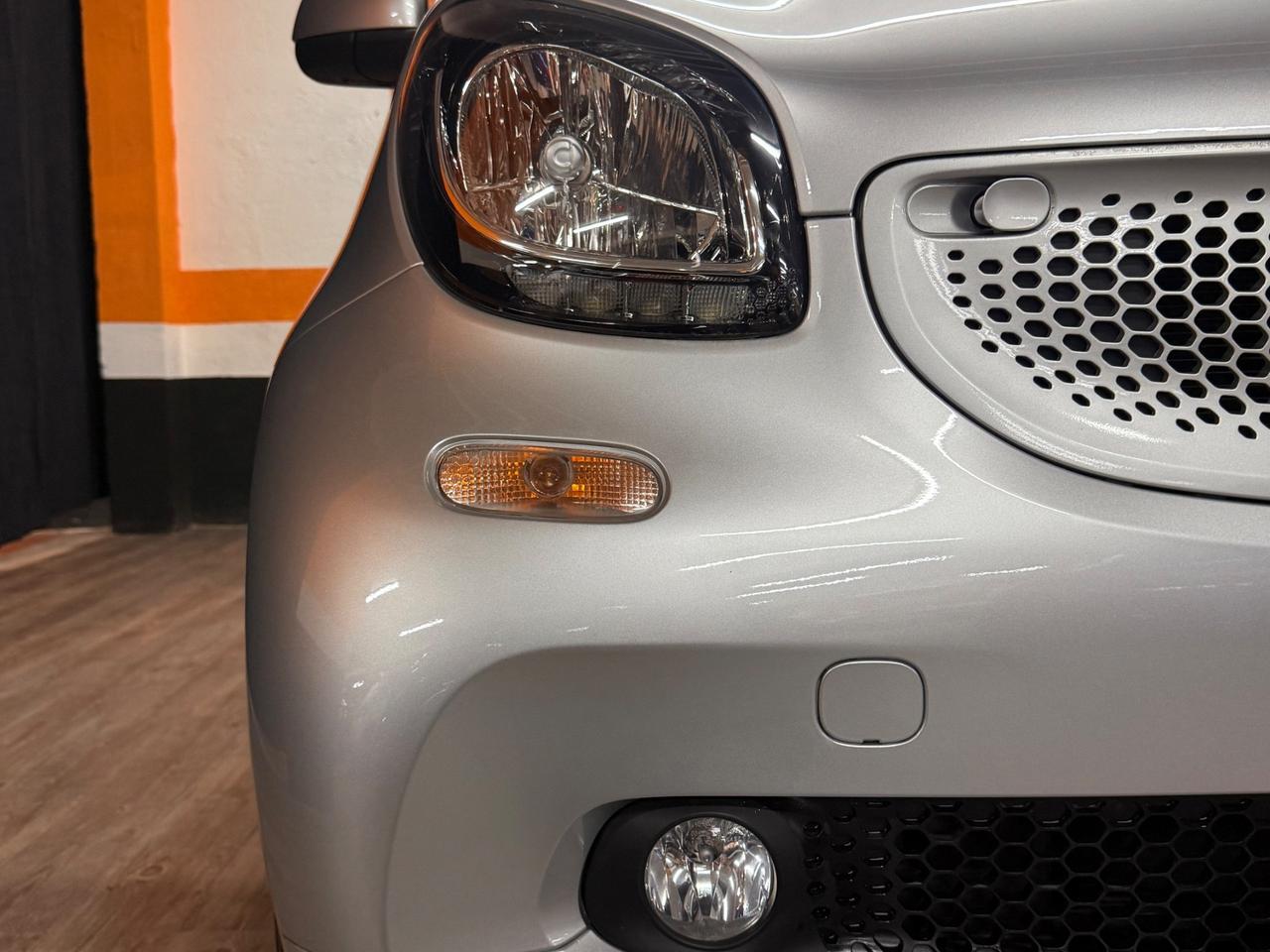 BELLISSIMA SMART FORTWO ADATTA A NEOPATENTATI CON TETTO PANORAMICO CON SOLI 69.625 KM