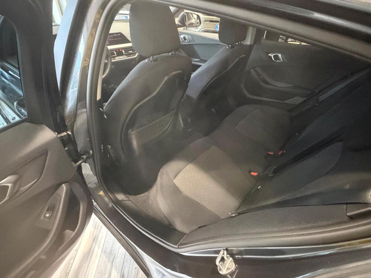 Bmw 118 118d 5p. Business Advantage