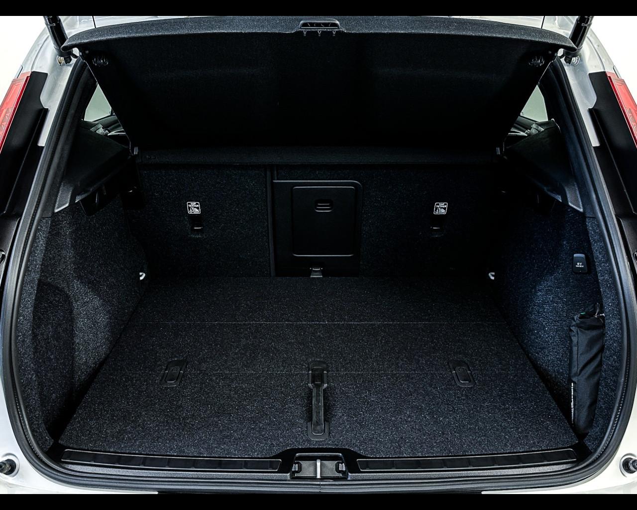 VOLVO XC40 Plus Dark B4 AUT