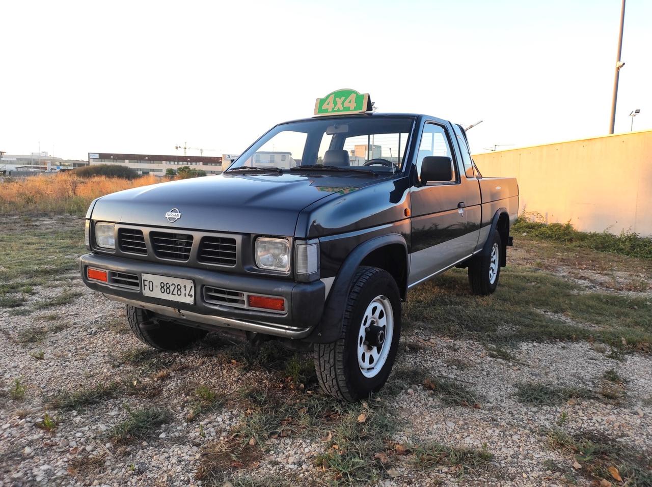 Nissan King Cab 2.5 Diesel - 4x4 GANCIO TRAINO
