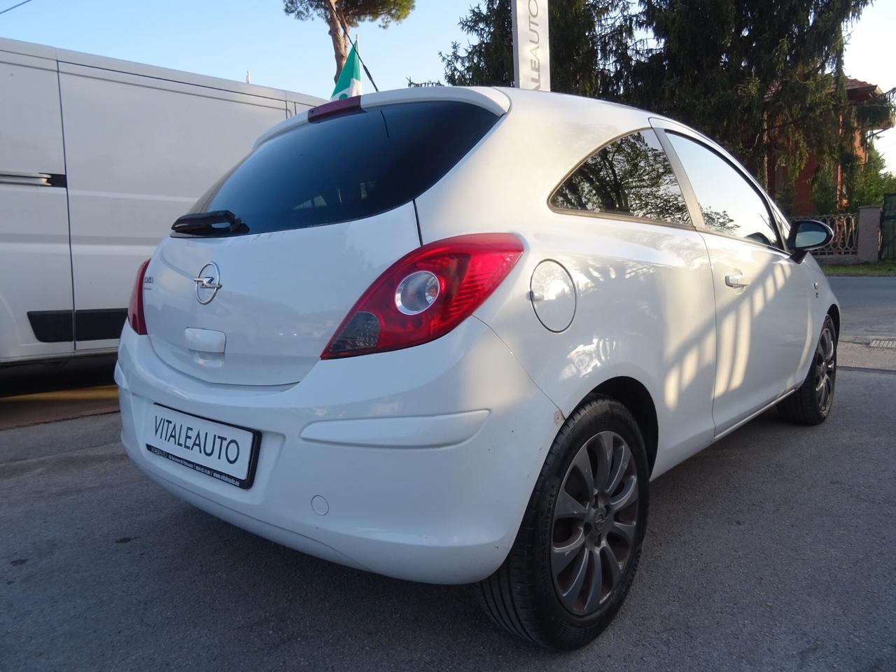 Opel Corsa 1.2 3 porte Club OK NEOPATENTATI