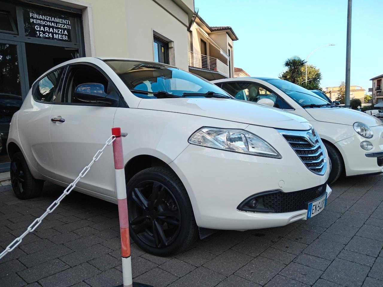 Lancia Ypsilon 0.9 TwinAir 85 CV 5 porte Metano Ecochic Silver