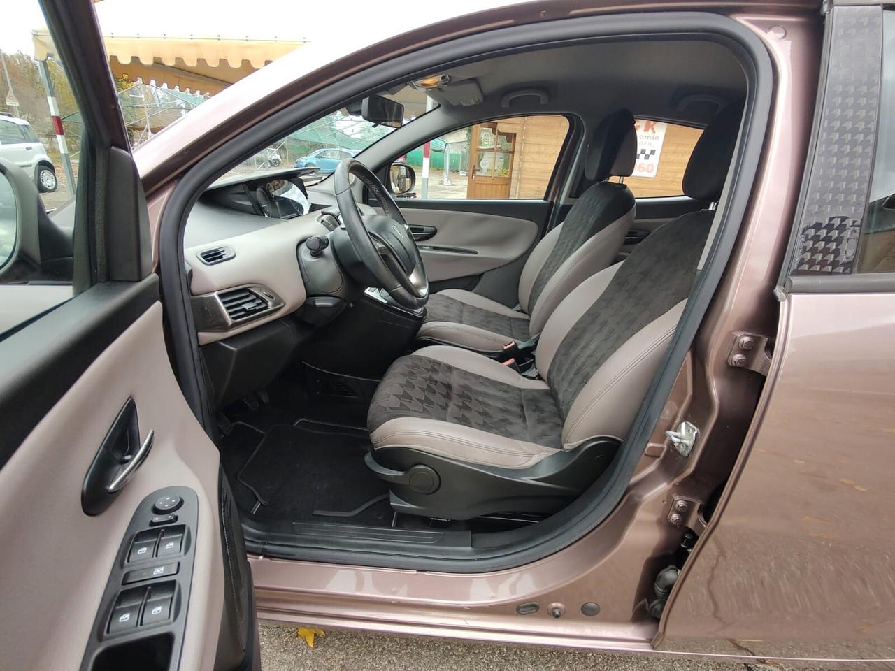Lancia Ypsilon ELLE 5 PORTE, 1.2 8V 69CV, EURO 6B, OK NEOPATENTATI, GARANZIA L.12 MESI