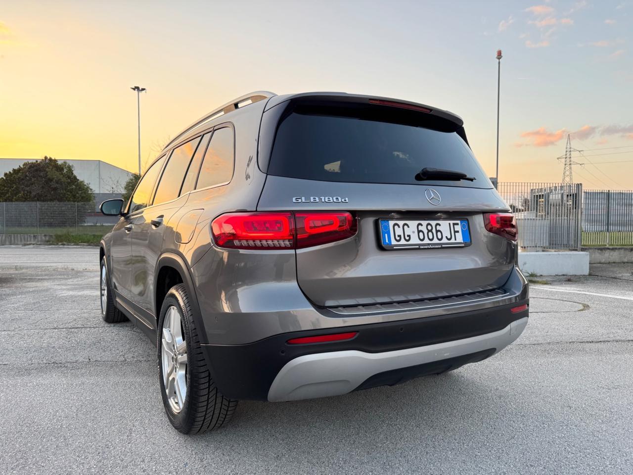 MERCEDES GLB 180d Sport - Luci Ambient Navi 18