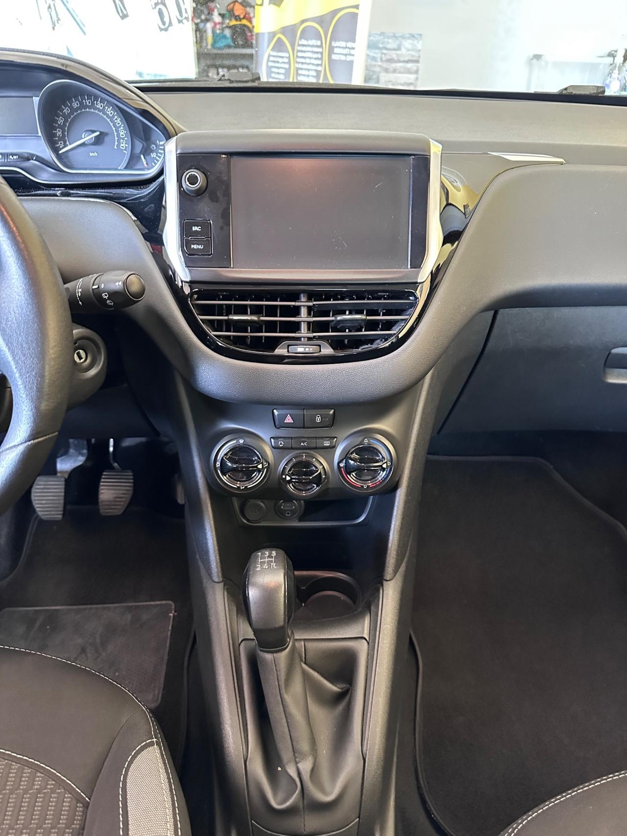 Peugeot 208 1.2benz. Allure