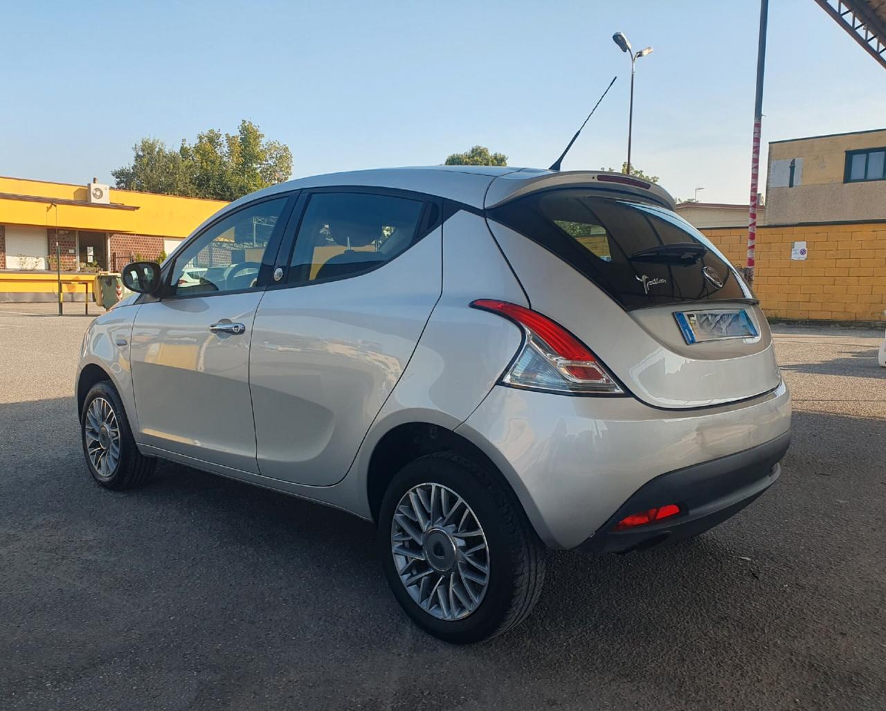 Lancia Ypsilon 0.9 TwinAir 85 CV 5 porte Metano Ecochic Gold