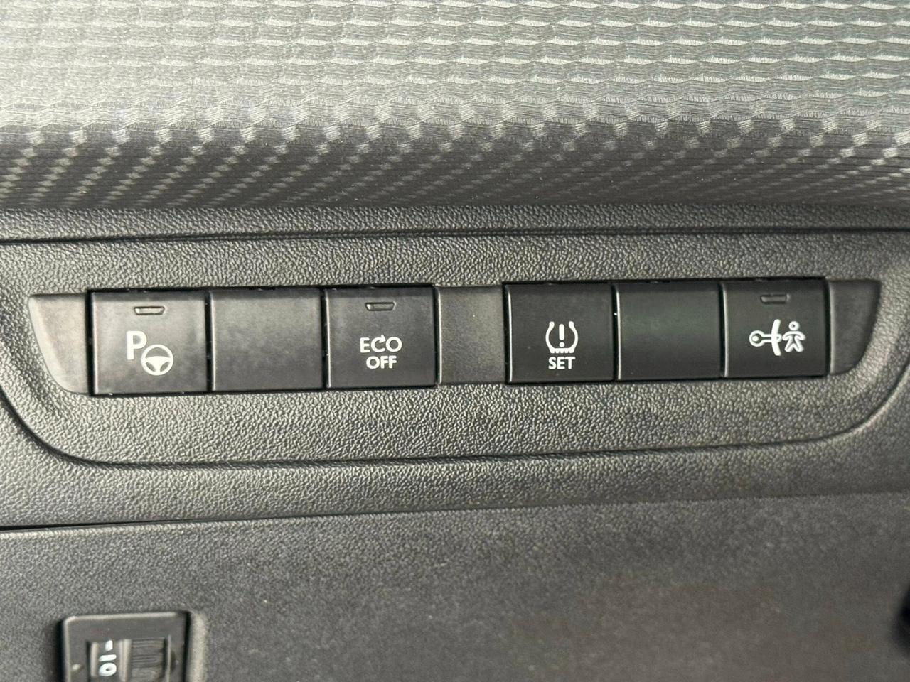 PEUGEOT 2008 1.6 HDI ALLURE TETTO+NAVI+CERCHI