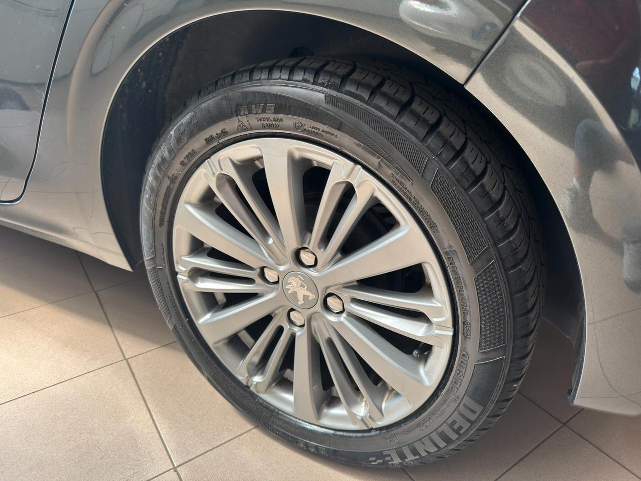Peugeot 208 PureTech 82 5 porte Allure