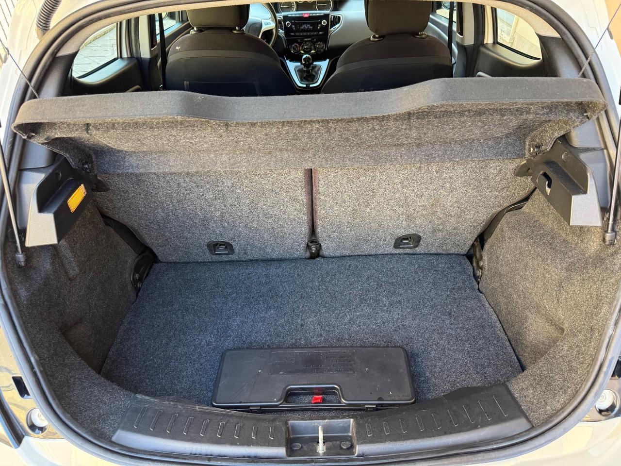 Lancia Ypsilon 0.9 TwinAir 85 CV 5 porte Metano Ecochic Silver