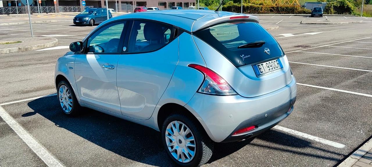 Lancia Ypsilon 0.9 TwinAir 85 CV 5 porte Metano Ecochic Silver