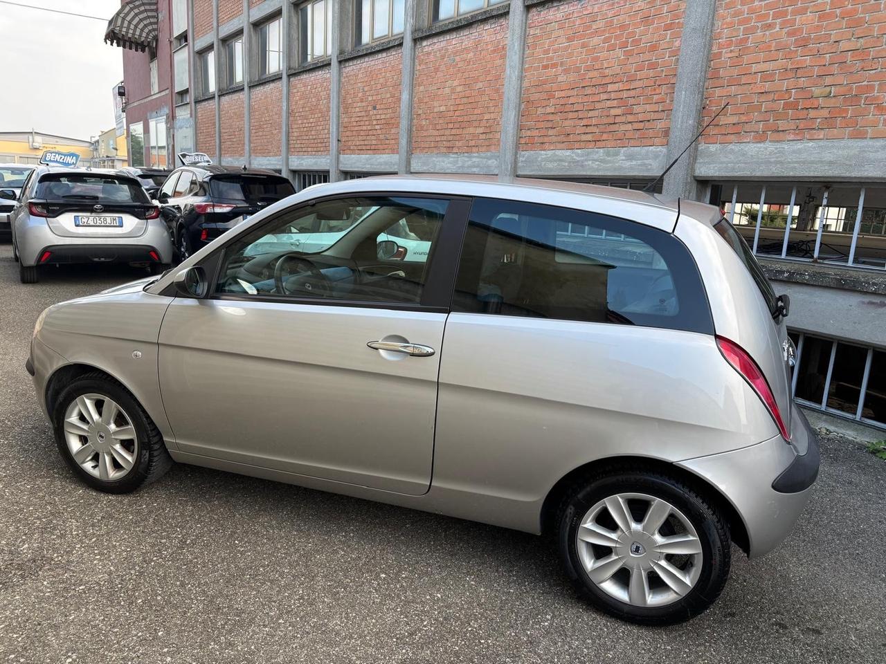 Lancia Ypsilon 1.2 16V Platino
