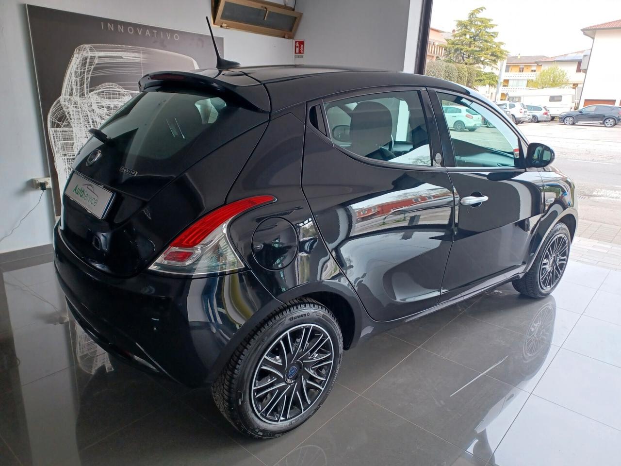 Lancia Ypsilon 1.0 Hybrid 70cv