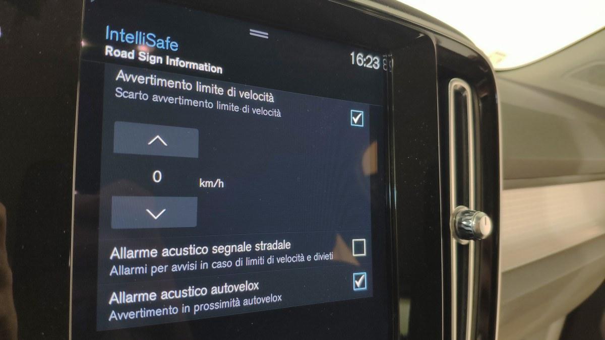 VOLVO Xc40 T2 Geartronic Momentum Pro N-1