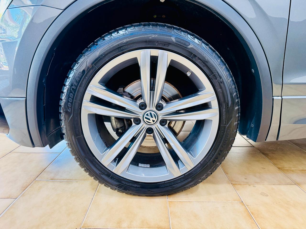 VW Tiguan 2.0 TDI DSG 4MOTION R-Line Tetto / LED / R.Cam