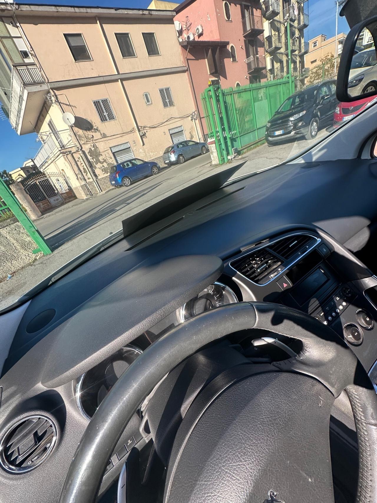 Peugeot 3008 1.6 HDi 110CV cambio robotizzato Business