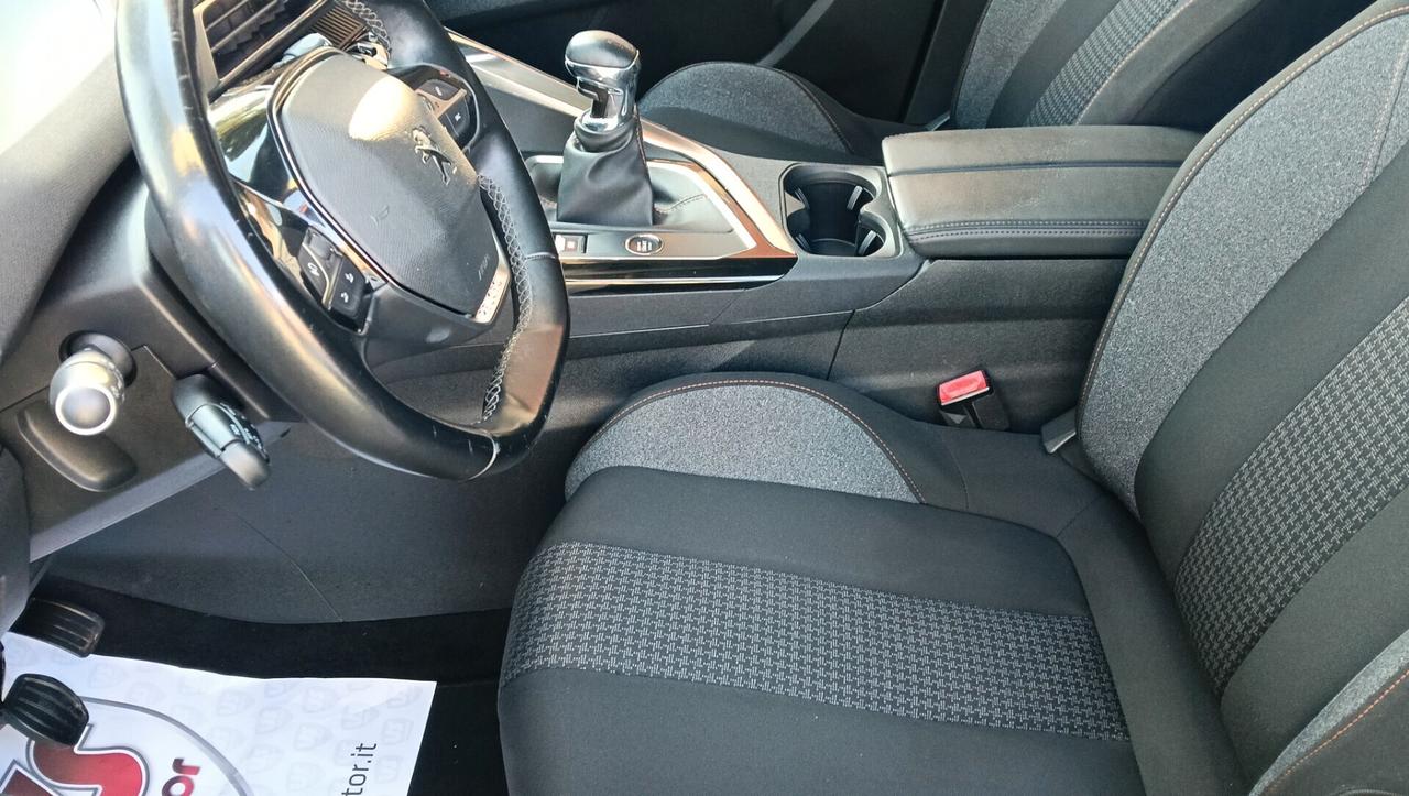 PEUGEOT 3008 1.2 BENZ-NAVI-PREZZO PROMO!