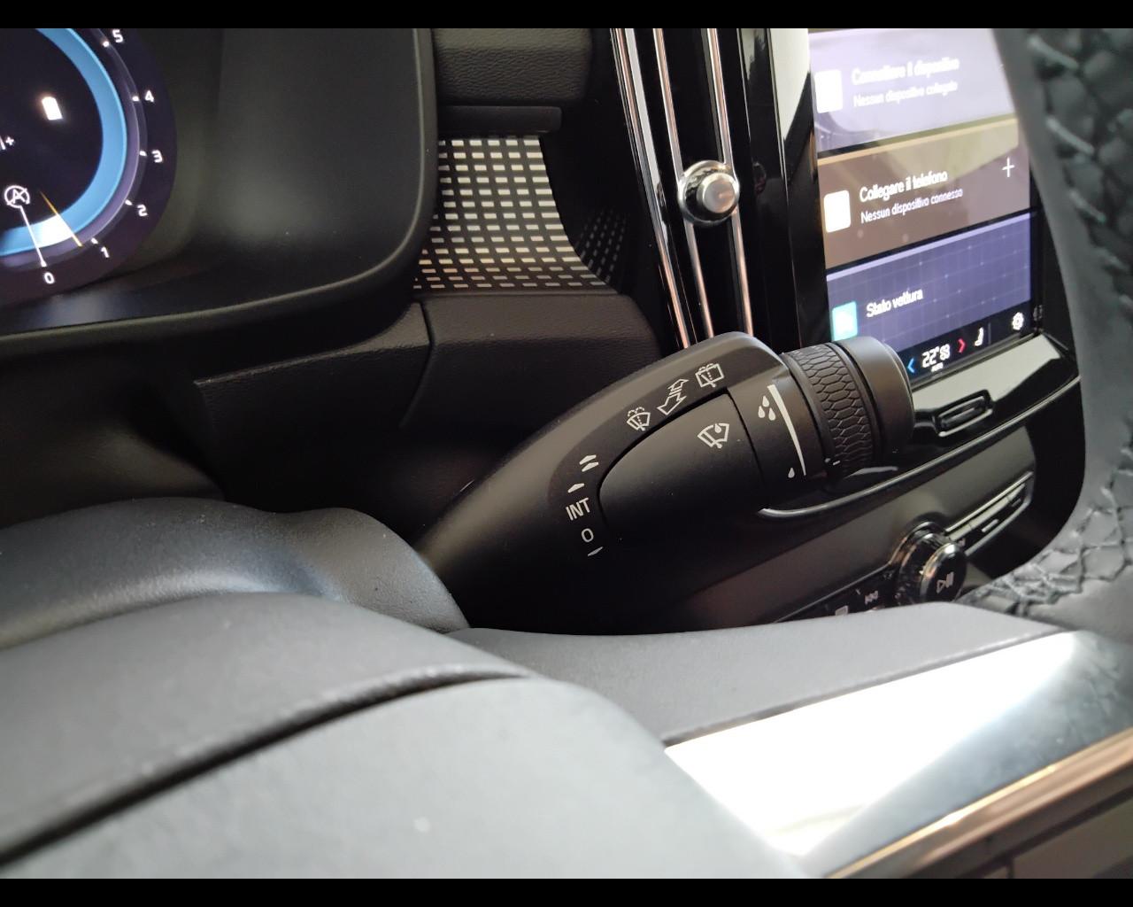 VOLVO XC40 2023 - XC40 2.0 b3 Plus Black Edition auto