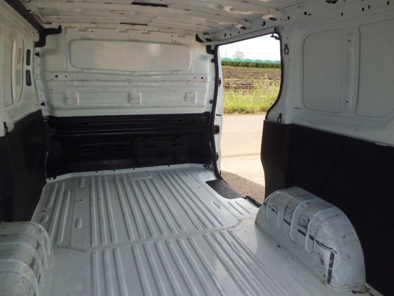 Nissan NV300 29 1.6 dCi 120CV PL-TN Van