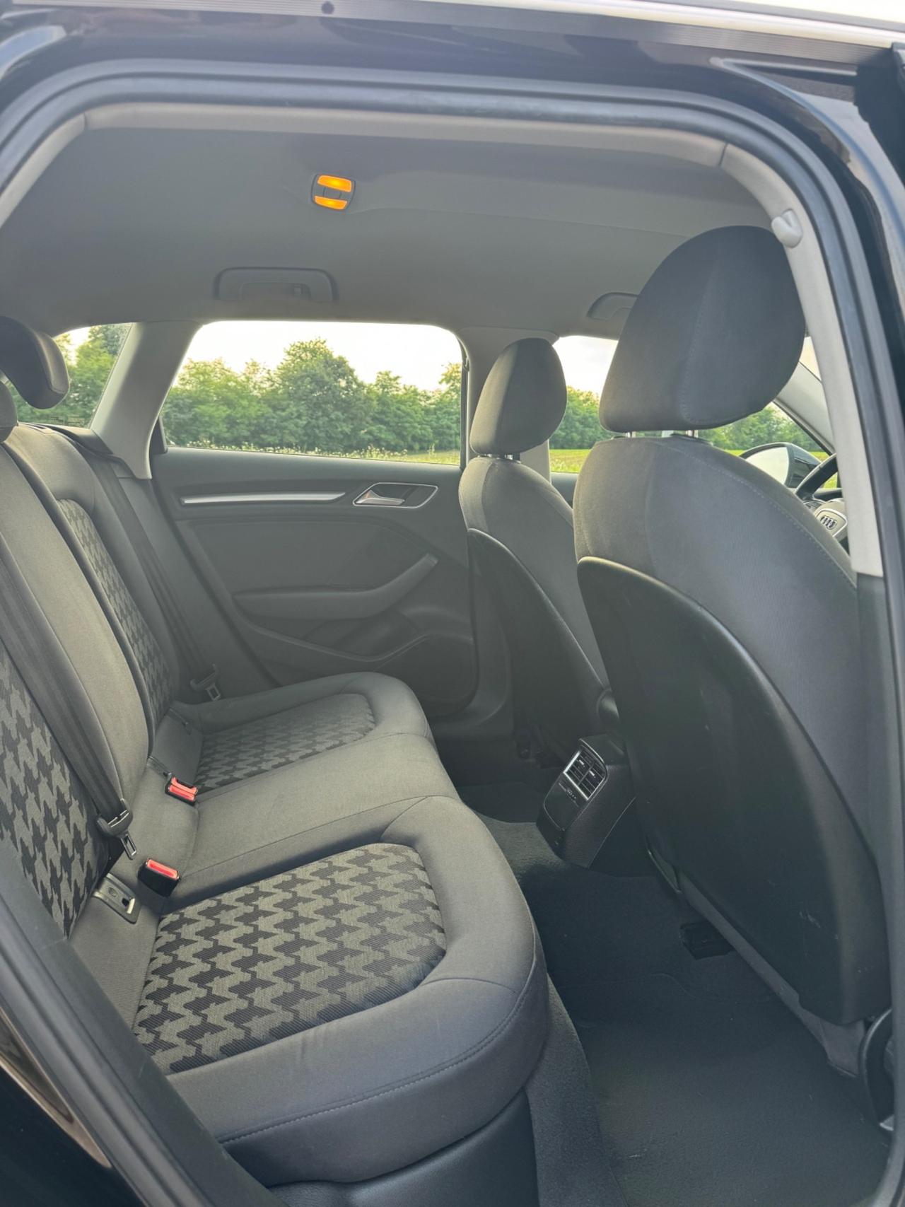 Audi A3 1.6 TDI clean diesel S tronic Ambition