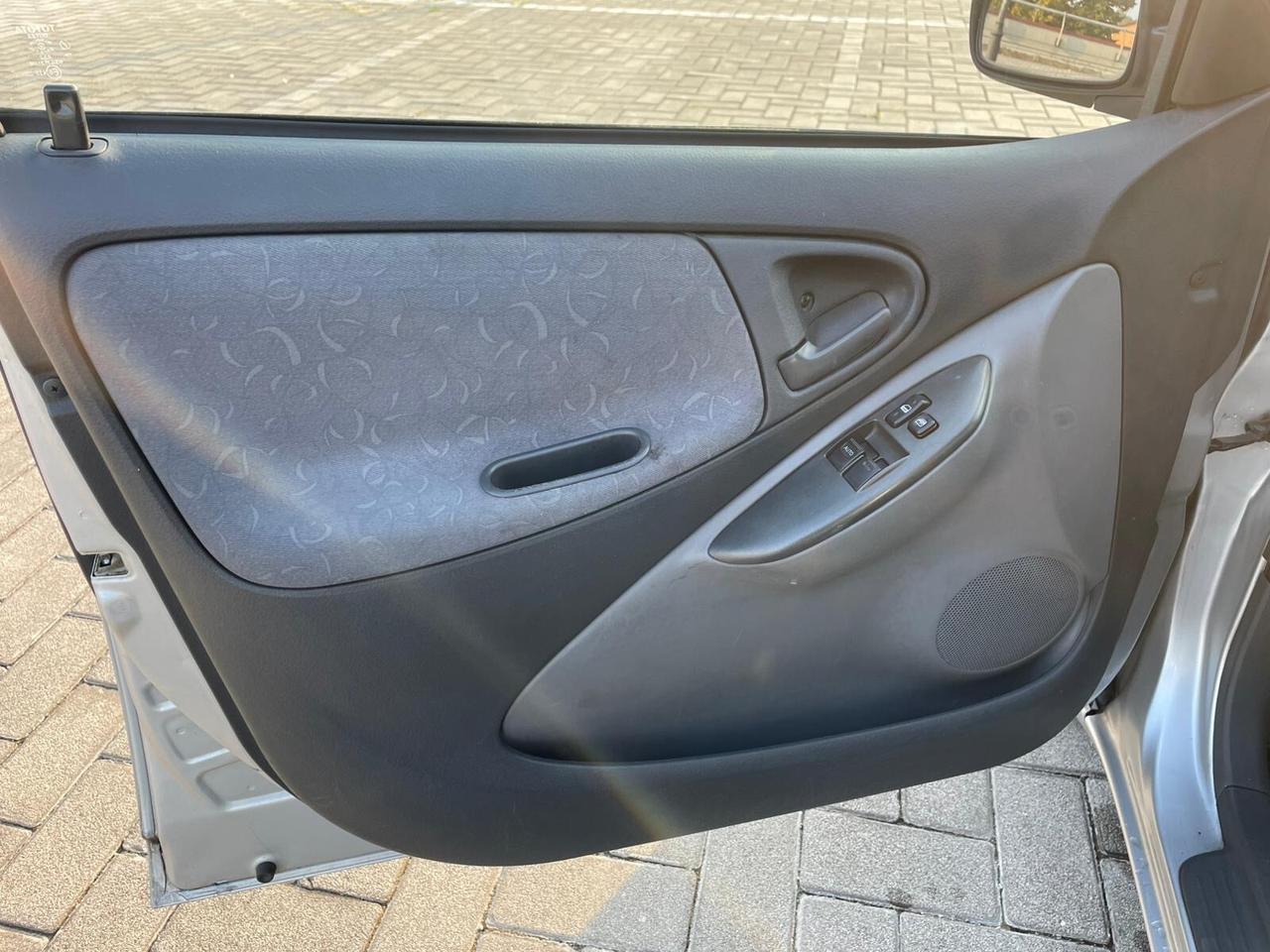Toyota Yaris 1.0i 16V cat 5 porte Sol