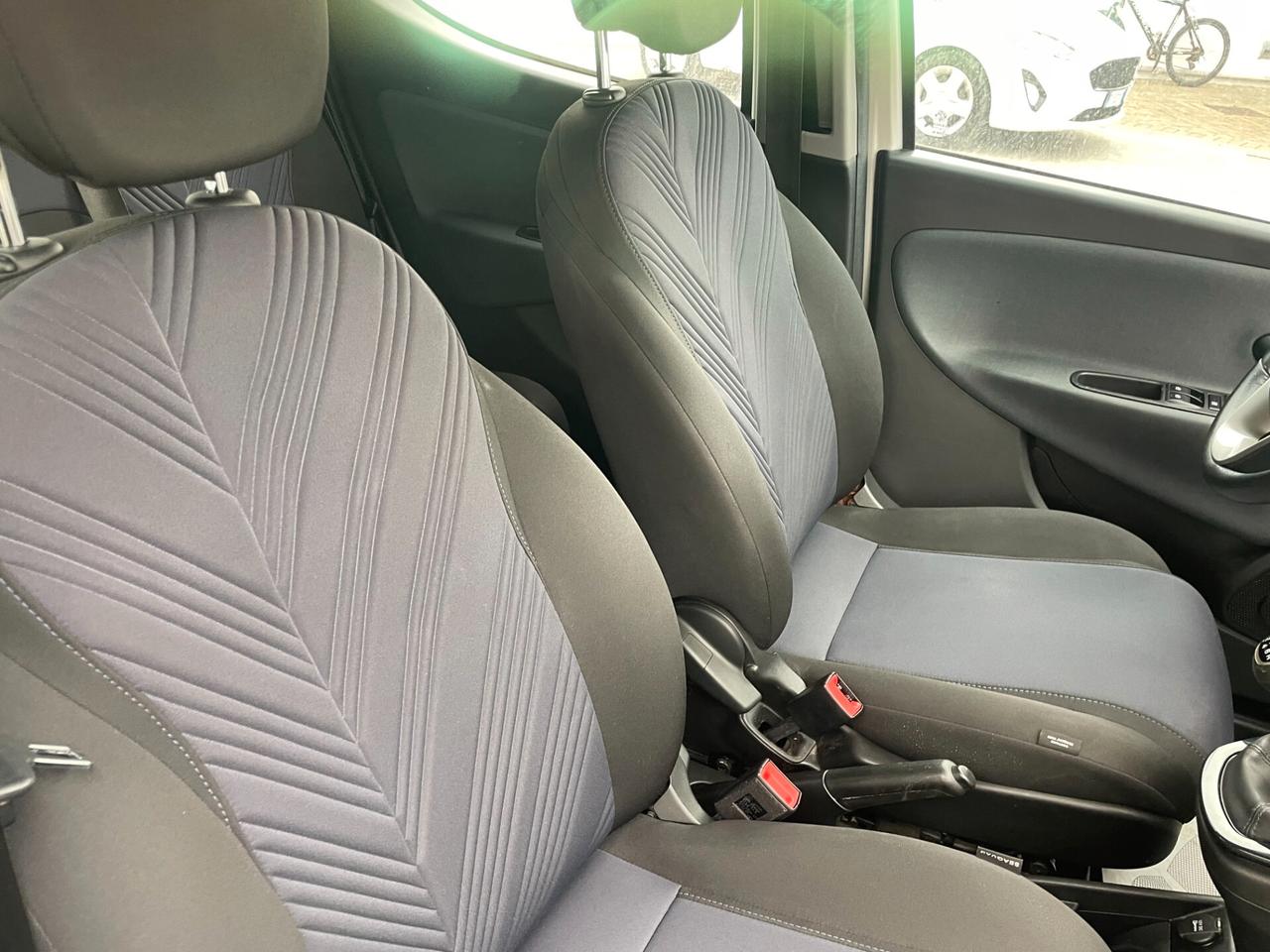 Lancia Ypsilon 1.0 FireFly 5 porte S&S Hybrid Silver