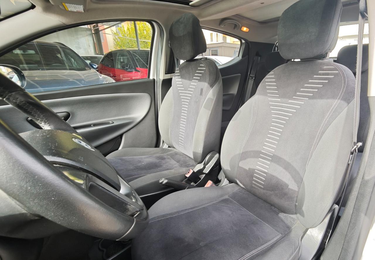 Lancia Ypsilon 1.2 69 CV con tetto apribile