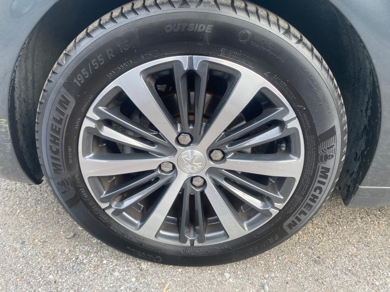 Peugeot 208 PureTech 82 5 porte Allure