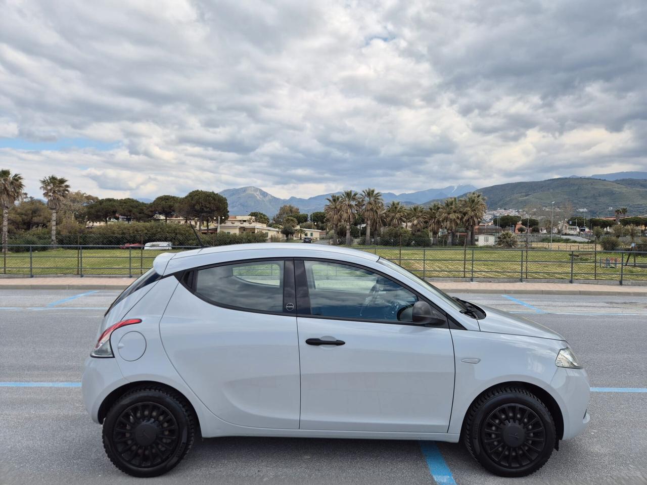 Lancia Ypsilon 1.0 FireFly 5 porte S&S Hybrid Ecochic Silver