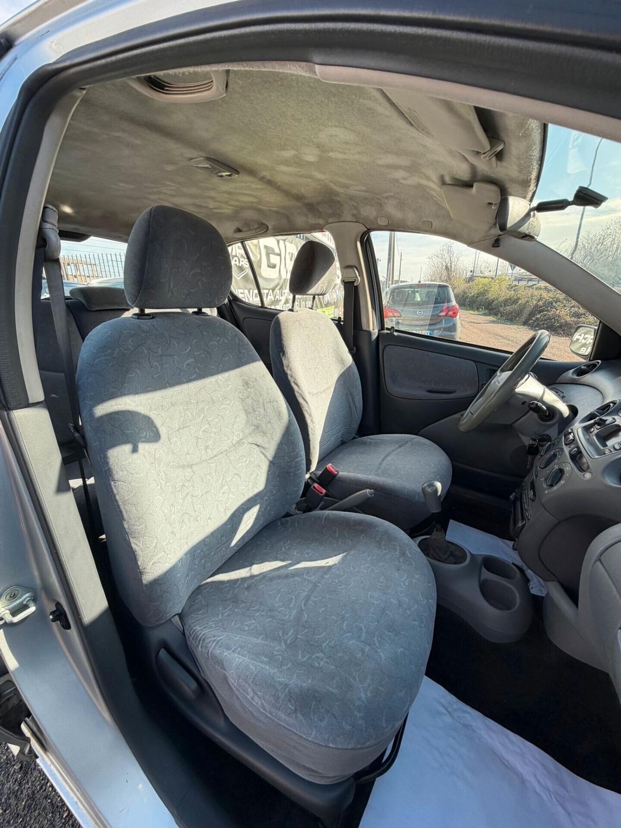 Toyota Yaris 1.0i 16V cat 5 porte Sol