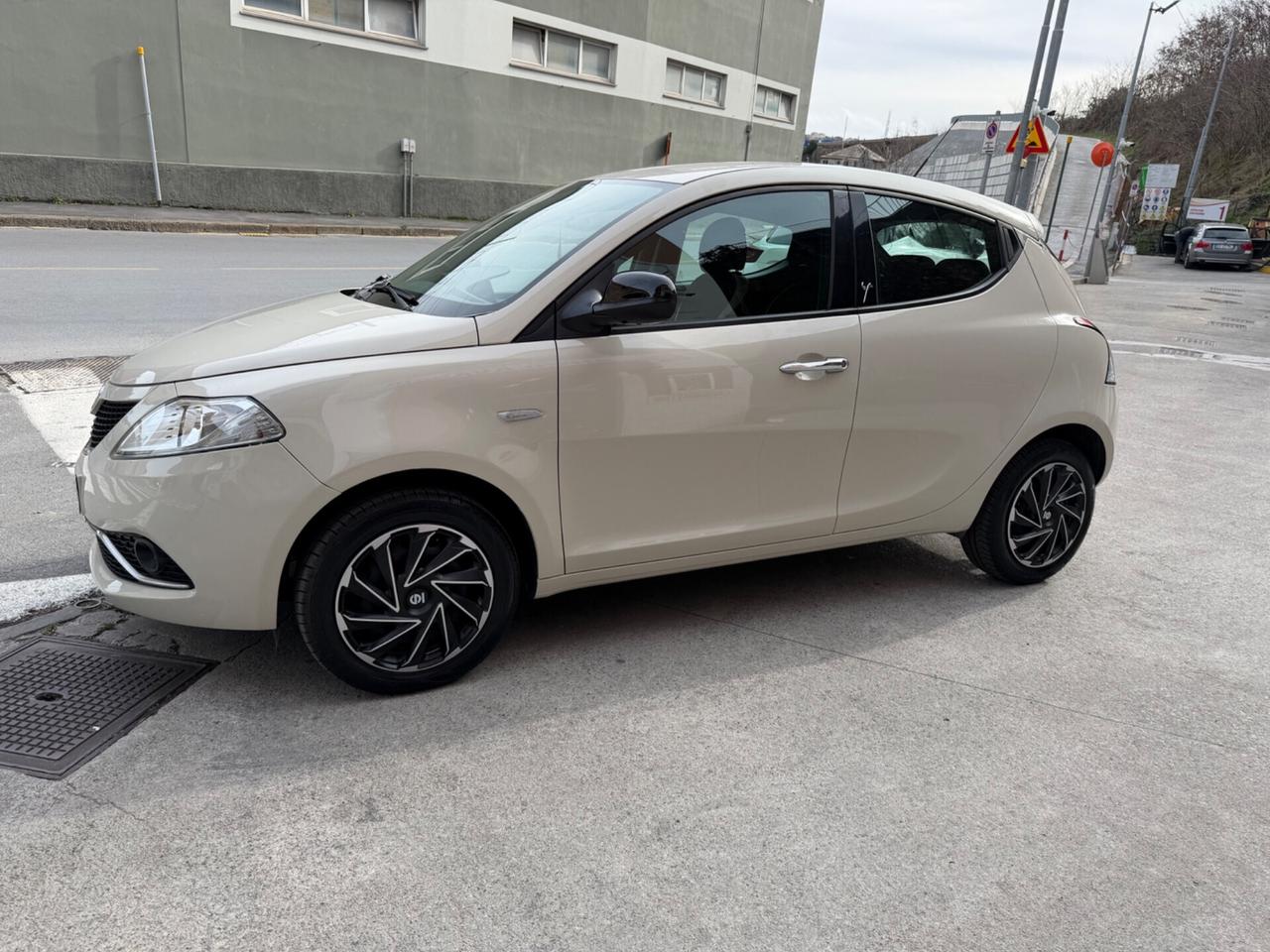 LANCIA YPSILON 1.2 NEOPATENTATI KM 26 MILA !!!